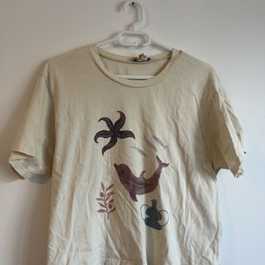 T-shirt con grafica di delfino