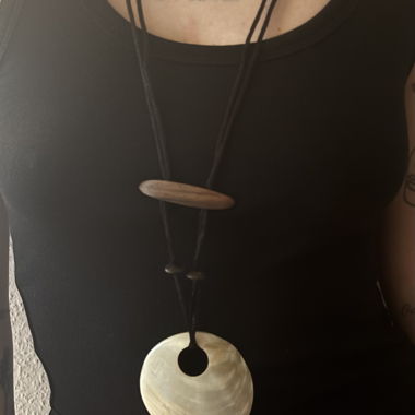 Collier long pendentif coquillage