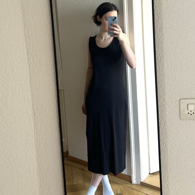 Langes schwarzes Sommerkleid