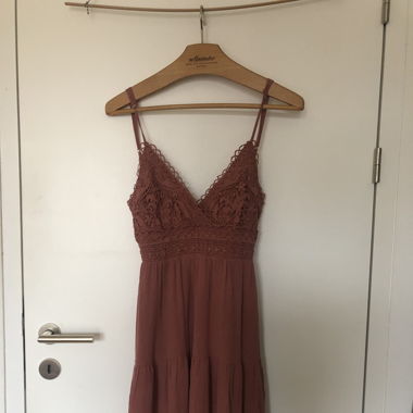 Altrosa Kleid mit Spitze am Oberteil