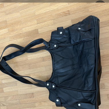 Black shoulder bag