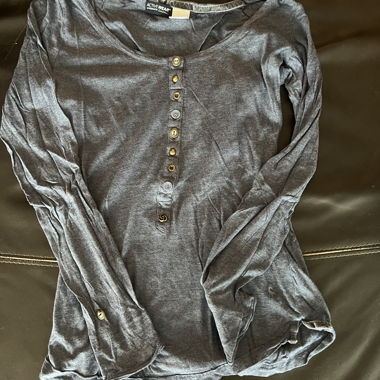 Long-sleeve with buttons