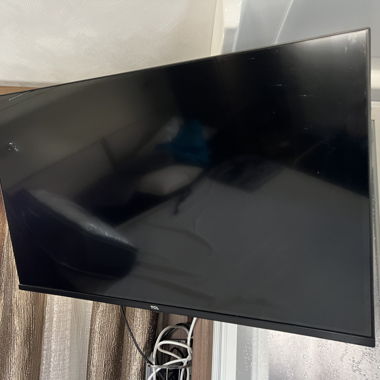 TV TCL schermo piatto con supporto a muro