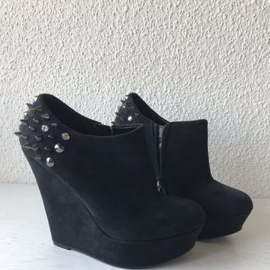 High Heels mit Nieten und Keilabsatz