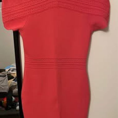 Korallenrotes Kleid