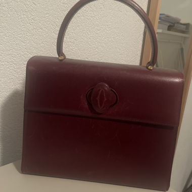 Bordeauxfarbene, steife Handtasche