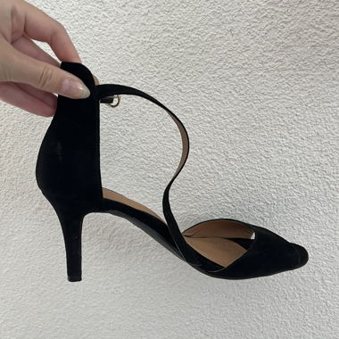 Schwarze Knöchelriemchen-Heels