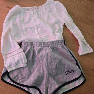 Outfit Brandy Zürich mit H&M Bluse 