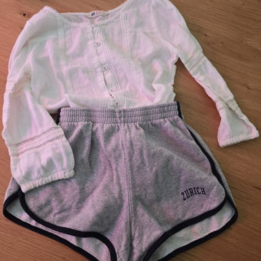 Outfit Brandy Zürich mit H&M Bluse 