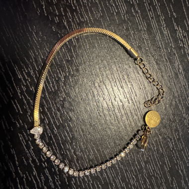 Gold-coloured bracelet with rhinestones