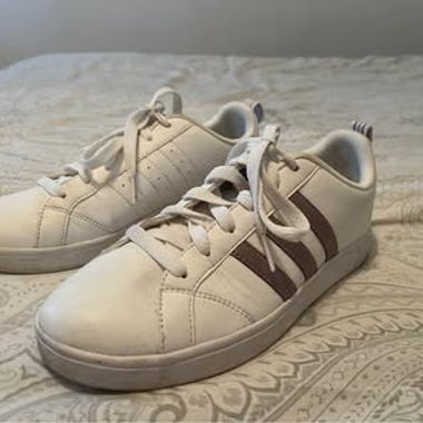 Weisse Adidas Sneaker mit Streifen