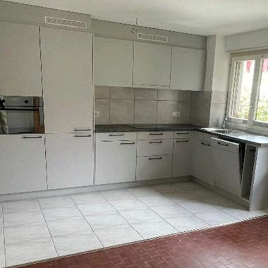Cucina completamente attrezzata con tutti gli elettrodomestici