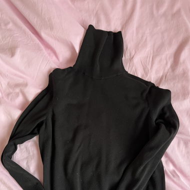 Schwarzer Rollkragenpullover