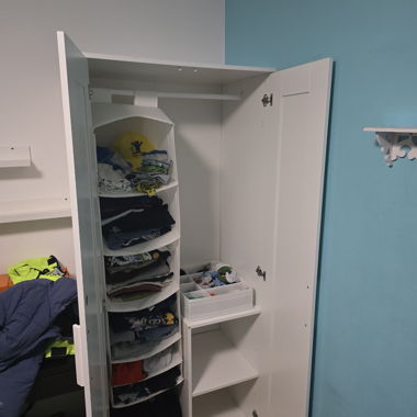 Lit enfant blanc avec tiroirs & armoire