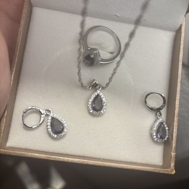 Parure di gioielli con goccia viola in argento