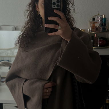 Teddy Jacke mit Schal zusammen