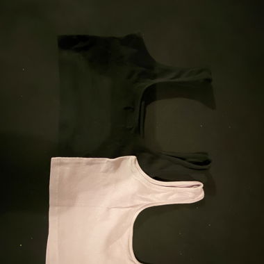 2 verschieden farbige Tanktops