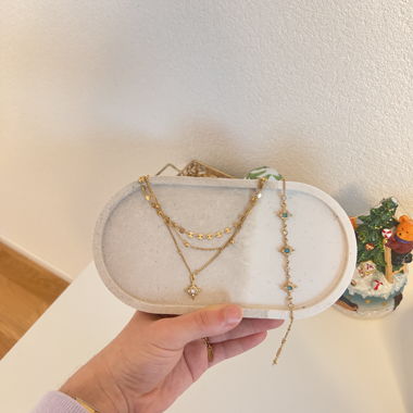 Goldene Halskette und türkisfarbenes Armband