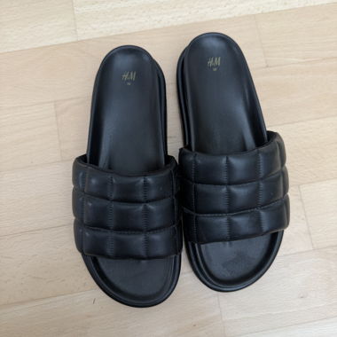 H&M schwarze gepolsterte Slides Gr. 38