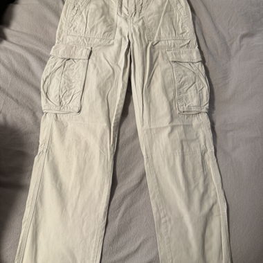 Bershka Cargohose beige EUR 32