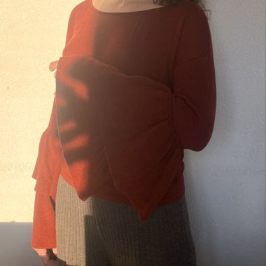 Top rosso con maniche a campana