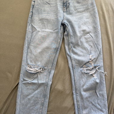 Jeans a vita alta strappati