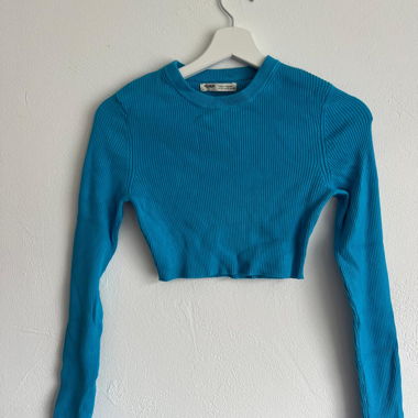 Maglia blu a maniche lunghe