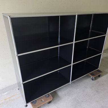 Schwarzer Metall-Schrank USM Haller