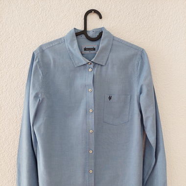 Blaue Marken-Bluse mit orangen Details