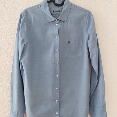 Blusa blu di marca con dettagli arancioni