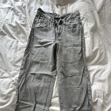 Graue Jeans