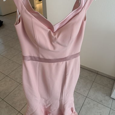Abito da sera rosa con nastro in raso