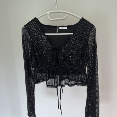 Top corto con paillettes nere