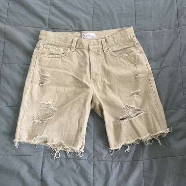 Short en jean déchiré beige