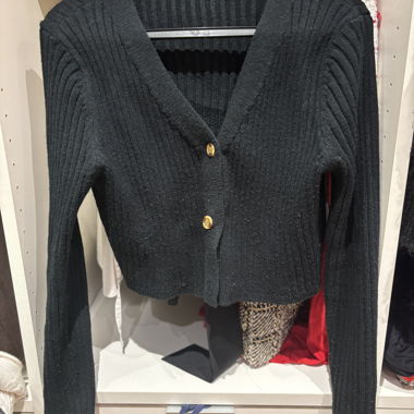 Cardigan nero con bottoni