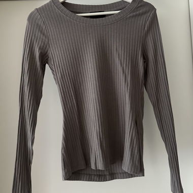 Grey long-sleeve shirt