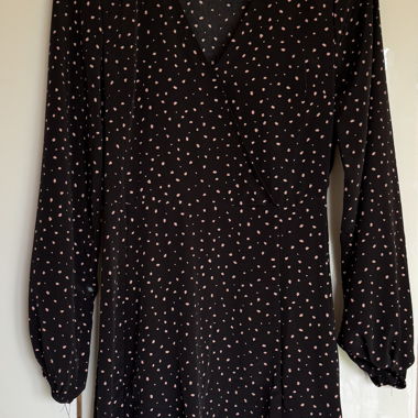 schwarzes Kleid mit rosa Tupfen 