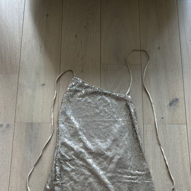 Geschnürtes Glitzerkleid