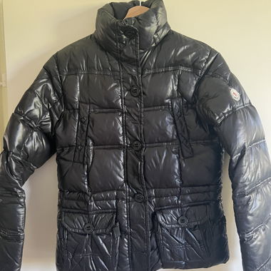 Schwarzer Moncler Daunenmantel