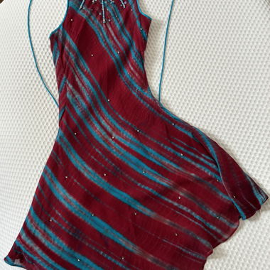 Abito rosso in seta con perline a collo alto