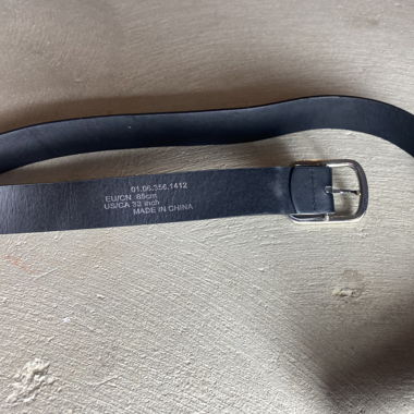 Schwarzer Ledergürtel mit silberner Schnalle