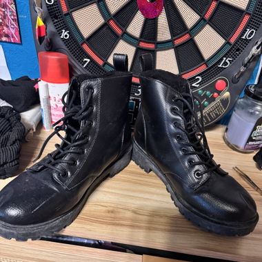schwarze Winterstiefel