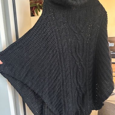 Poncho in maglia nero con collo alto