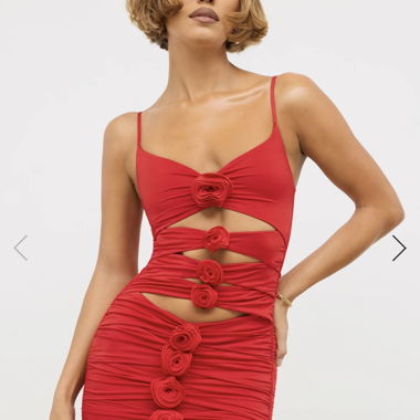 Robe mini rouge à découpes