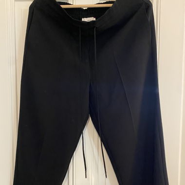 Pantalon noir Mango coupe carotte élégante
