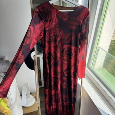 Abito in mesh con stampa di rose