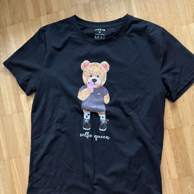 T-shirt nero SHEIN con stampa orsetto