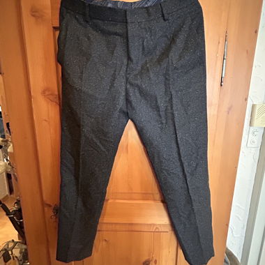 Dunkle Stoffhose