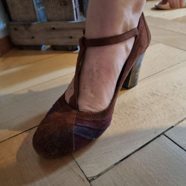 Wildleder-Pumps in orangebraunem Braun