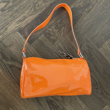 Orangefarbene Tasche von Bershka